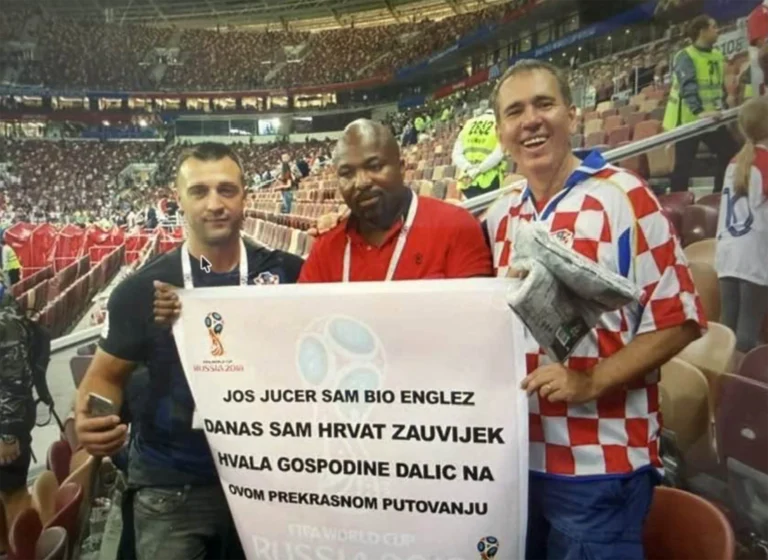 Navijači s hrvatskom zastavom na nogometnom stadionu