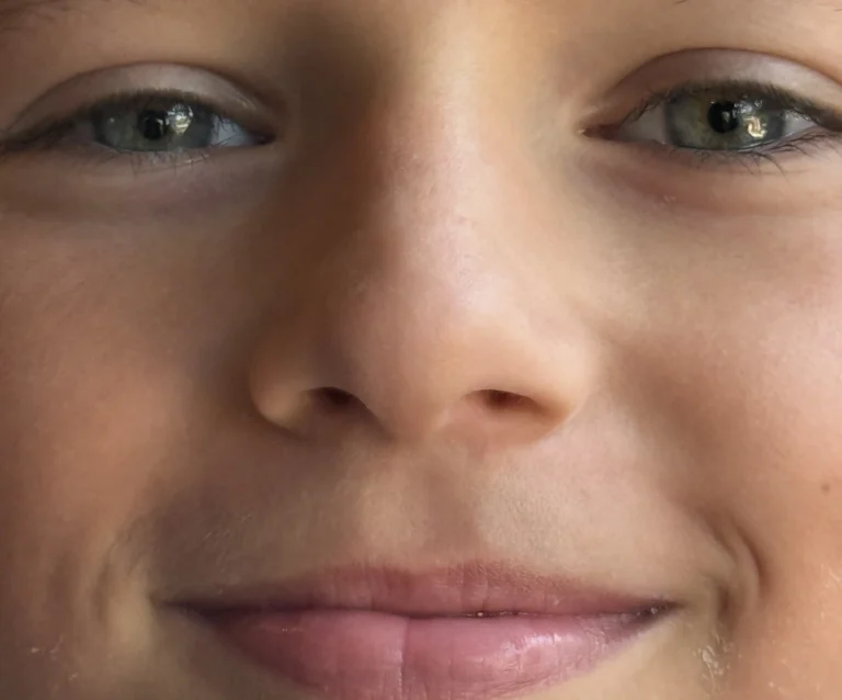 Detalj lica plavokose žene